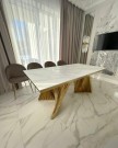 Beverly Hills spisebord - Hvit steinplate & Gull rustfritt stål understell  thumbnail