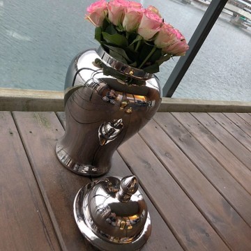 Dekorativ urne/vase i sølv finish H-36