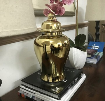Dekorativ urne/vase i gullfinish H-36