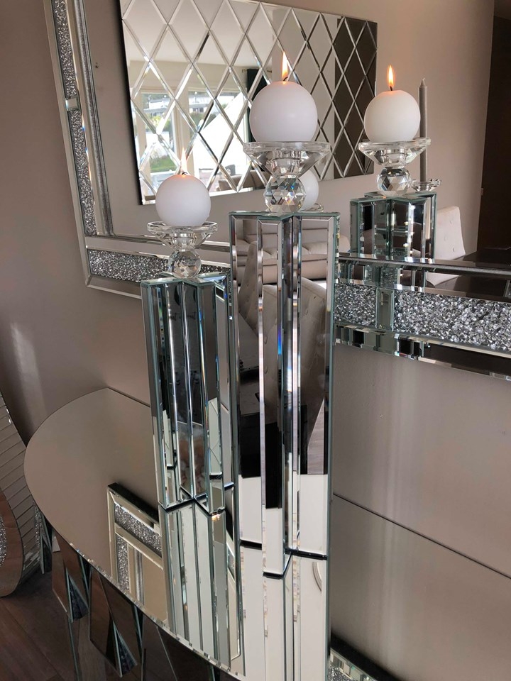 Chicago lysestaker i speil er en glamorøs og elegant lysestake som er lagd av speilglass og kan brukes til både telys, kubbelys og lange lys. En overraskende og leken dekorasjon som vil tilføre det lille ekstra til ditt hjem. Mål: 46 x 10 x 10